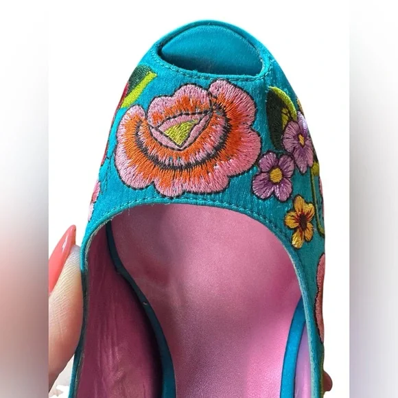 Betsey Johnson Embroidered Floral Teal Heels size 8 - Picture 6 of 9
